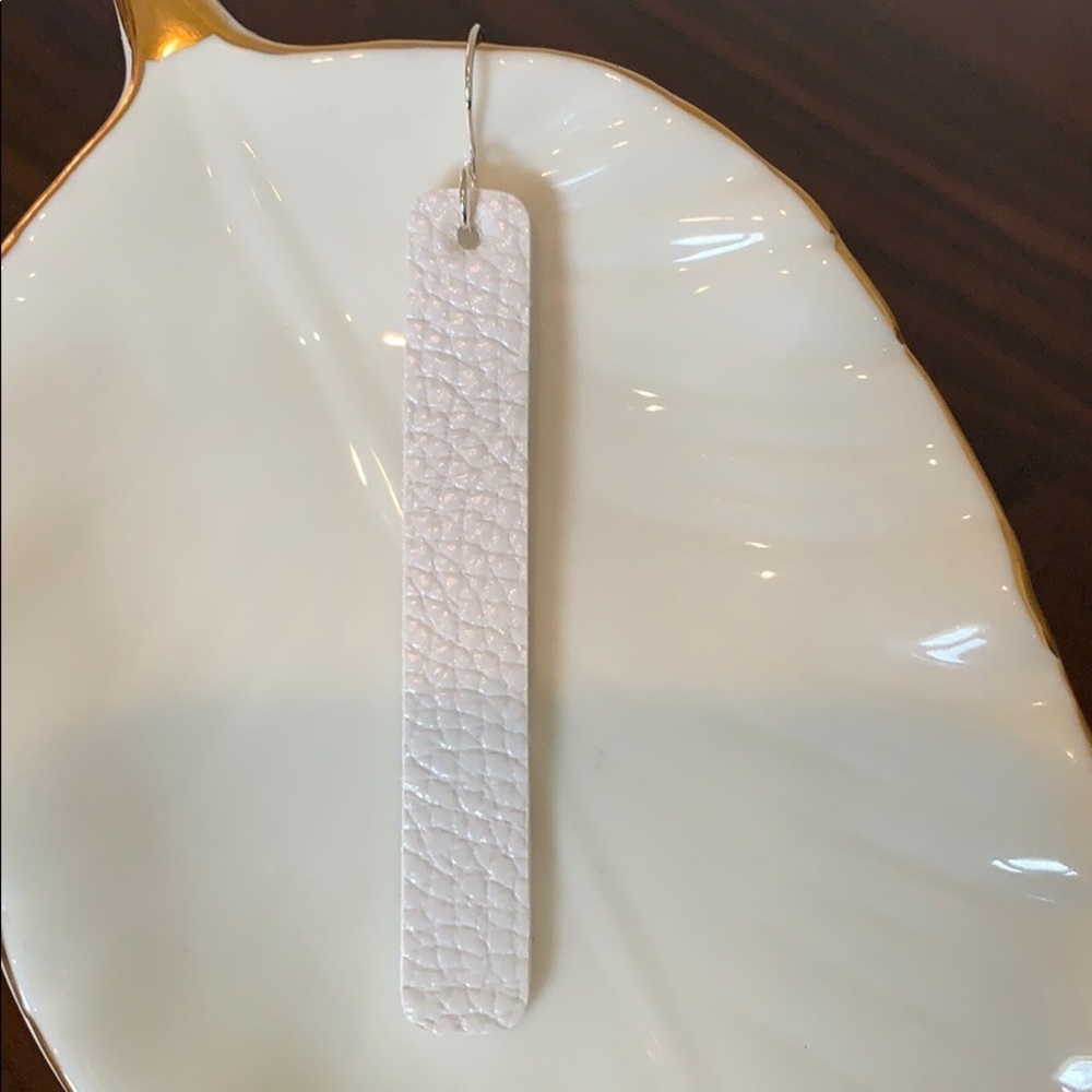 ☀️FINAL DAY!❄️White faux leather bar earrings - Picture 2 of 4